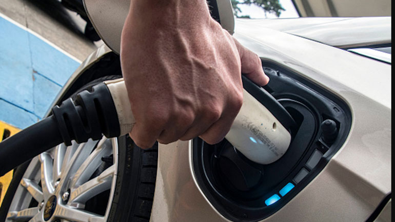 Οι Κινέζοι βρήκαν τρόπο να φορτίζουμε τα ηλεκτρικά, σχεδόν όσο γρήγορα βάζουμε βενζίνη