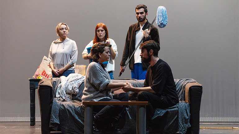 «Όποιος θέλει να χωρίσει… να σηκώσει το χέρι του!» του Γιώργου Καπουτζίδη στο Βασιλικό Θέατρο