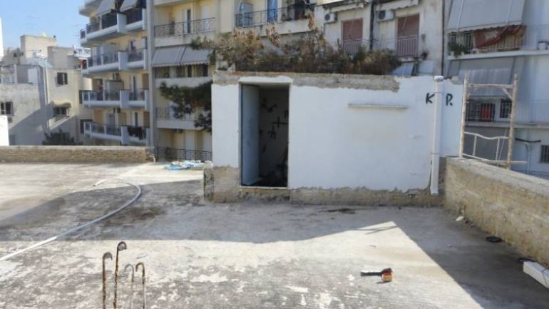 Πάτρα: Αστυνομικοί έσωσαν γυναίκα που ετοιμαζόταν να πηδήσει από ταράτσα