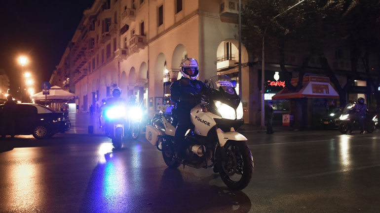 Θεσσαλονίκη: Επίθεση κουκουλοφόρων σε αστυνομικούς της Τροχαίας