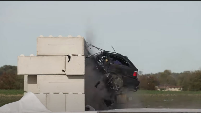 Πέφτοντας με 150χλμ./ώρα επάνω σε τσιμεντένιο τοίχο – Δυνάμεις έως 64G και καμία ελπίδα