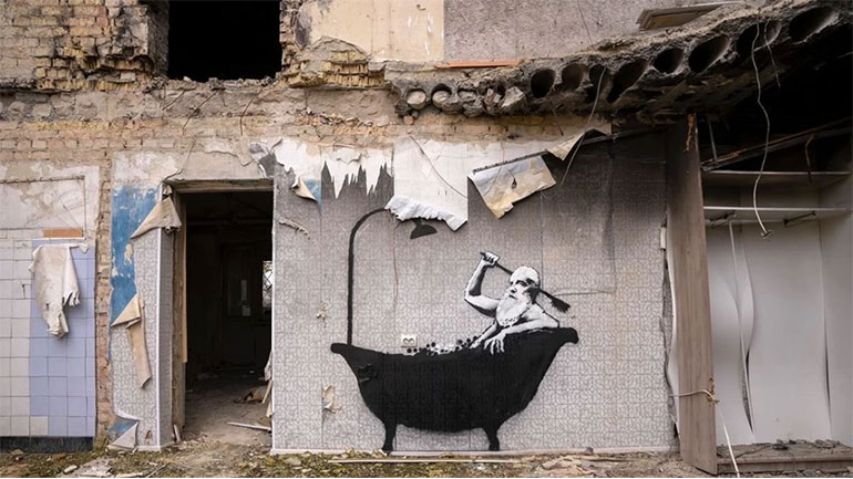Ένα ζεστό μπάνιο από τον Banksy σε ένα κρύο χωριό της Ουκρανίας
