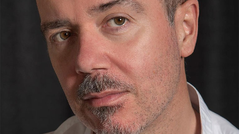 Ο Δημήτρης Υφαντής στη μουσική σκηνή Σφίγγα