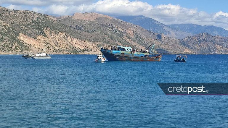 Κρήτη: Στο λιμάνι της Παλαιόχωρας το πλοίο με τους 450 μετανάστες