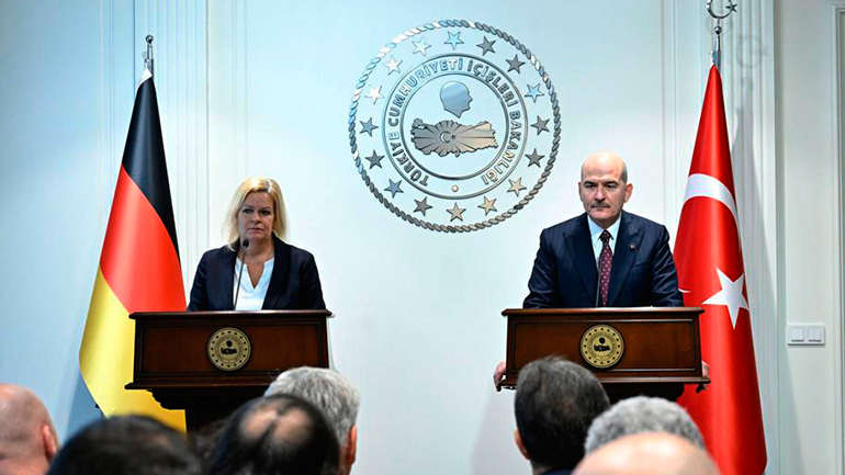 Ο Σοϊλού συγκρούστηκε δημόσια με την Υπ. Εσωτερικών της Γερμανίας για τους βομβαρδισμούς στη Συρία Ο Σοϊλού συγκρούστηκε δημόσια με την Υπ. Εσωτερικών της Γερμανίας για τους βομβαρδισμούς στη Συρία