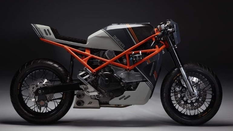 Μια custom, cafe-racer, Ducati Monster από την For the Bold