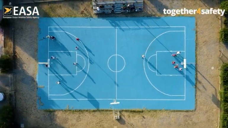 Πετώντας drone κοντά σε ανθρώπους με βάση τον Ευρωπαϊκό κανονισμό