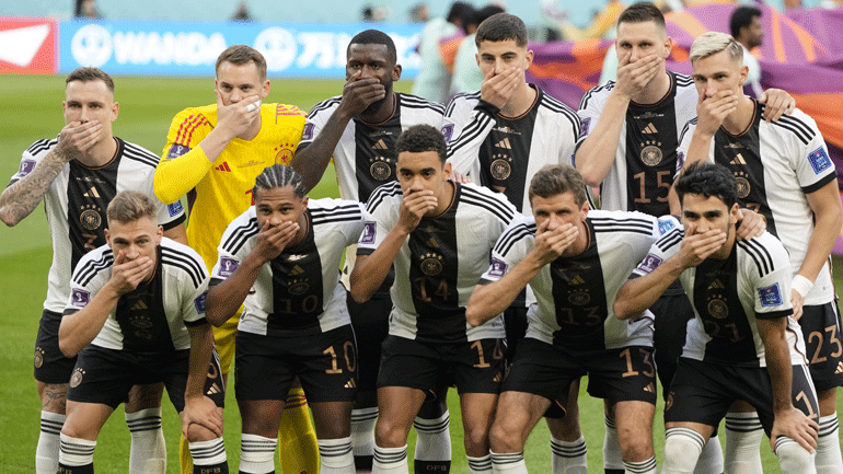 Γερμανία: Οι διεθνείς κάλυψαν τα στόματά τους στην ομαδική φωτογραφία πριν τον αγώνα με την Ιαπωνία