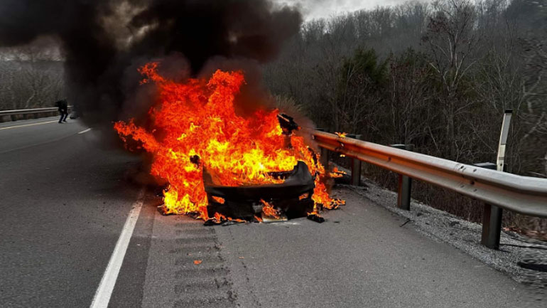 Χρειάστηκαν 45.425 λτ. νερού για να σβηστεί ένα φλεγόμενο Tesla
