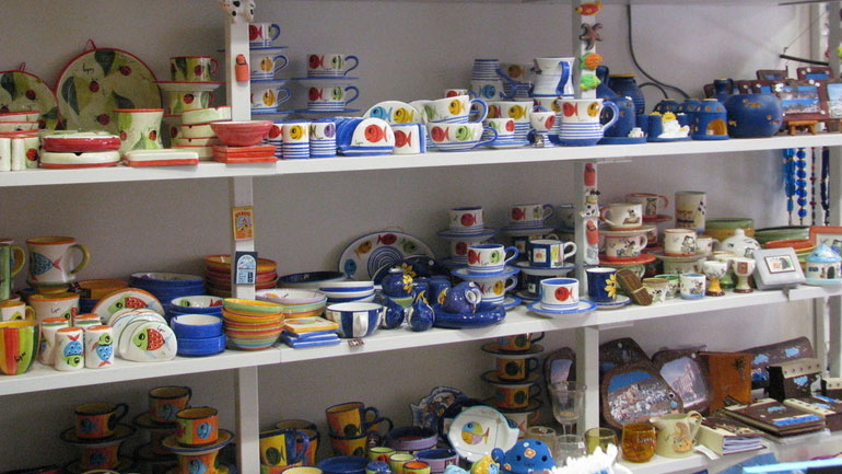 Εκτός αφορολόγητων αγορών για ακόμη μια τουριστική περίοδο οι μικρομεσαίες επιχειρήσεις