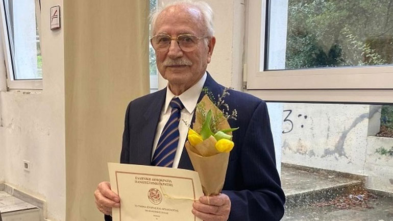 Κρήτη: Ο 88χρονος Δημήτρης Μουδατσάκης παρέλαβε το πτυχίο του και ετοιμάζεται για το μεταπτυχιακό του