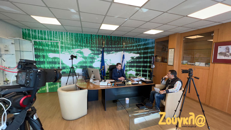 H κάμερα του Zougla.gr και στα άδυτα της Δίωξης Ηλεκτρονικού Εγκλήματος. Ο δημοσιογράφος Χρήστος Μαζάνης συνομιλεί με τον διευθυντή της υπηρεσίας, Βασίλη Παπακώστα