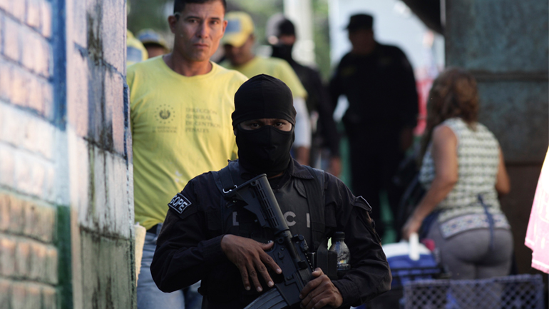 «Πόλεμος κατά των συμμοριών» στο Ελ Σαλβαδόρ: Ο πρόεδρος Μπουκέλε υπόσχεται την ανάπτυξη εκατοντάδων αστυνομικών
