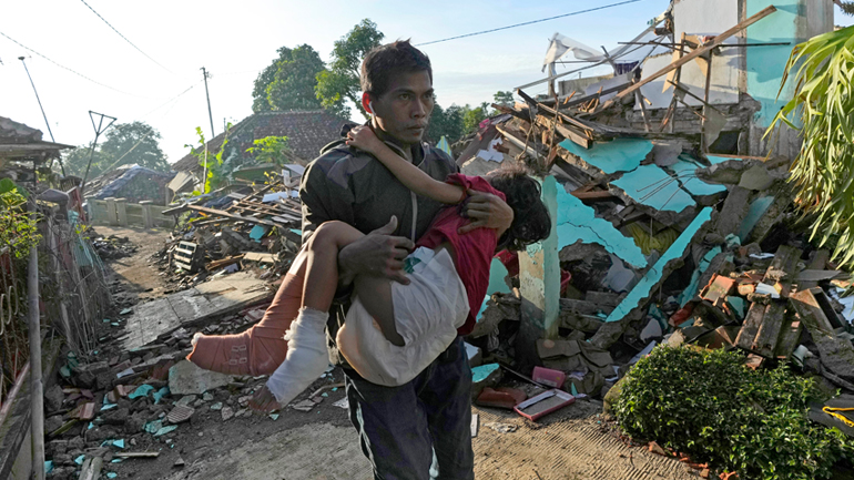 Ινδονησία: Αγοράκι 6 ετών ανασύρθηκε ζωντανό από τα συντρίμμια δύο ημέρες μετά τον σεισμό