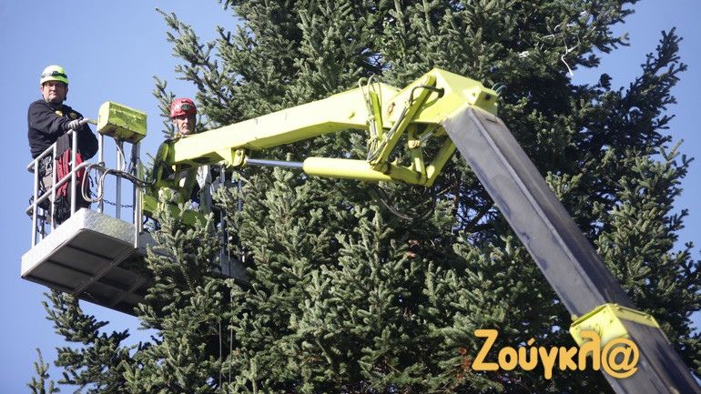 Χριστουγεννιάτικο δέντρο στο Σύνταγμα: Δεν ταίριαζαν οι διαστάσεις του κορμού με την βάση Χριστουγεννιάτικο δέντρο στο Σύνταγμα: Δεν ταίριαζαν οι διαστάσεις του κορμού με την βάση