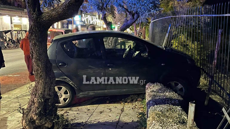 Λαμία: Οδηγός «καβάλησε» πεζοδρόμιο και διέλυσε το κράσπεδο
