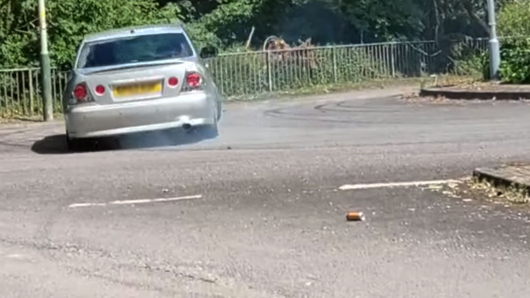 Περαστικοί ανέβασαν βίντεο με οδηγό να ντριφτάρει σε κυκλικό κόμβο και τον «τσάκωσε» η αστυνομία