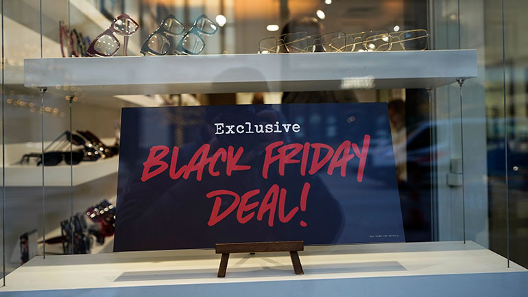 Η κρίση του κόστους διαβίωσης ρίχνει τη σκιά της στη Black Friday στην Ευρώπη