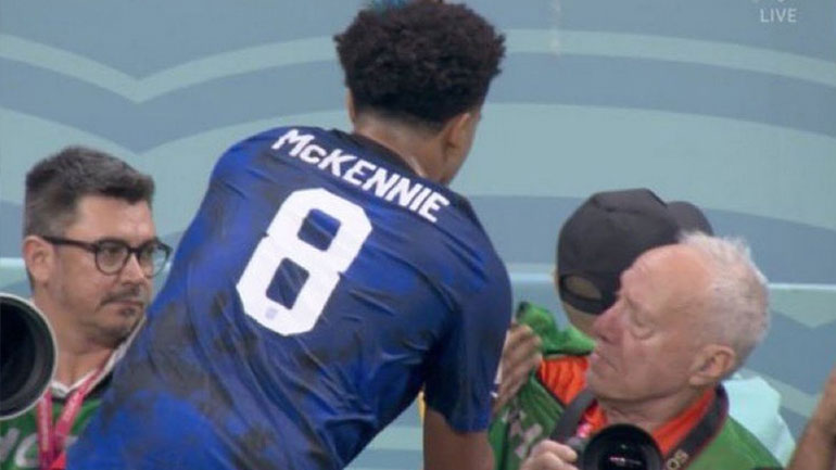 Mουντιάλ: Ο ΜακΚένι σκούπισε τα χέρια του στη σαλιάρα φωτογράφου πριν εκτελέσει το πλάγιο!