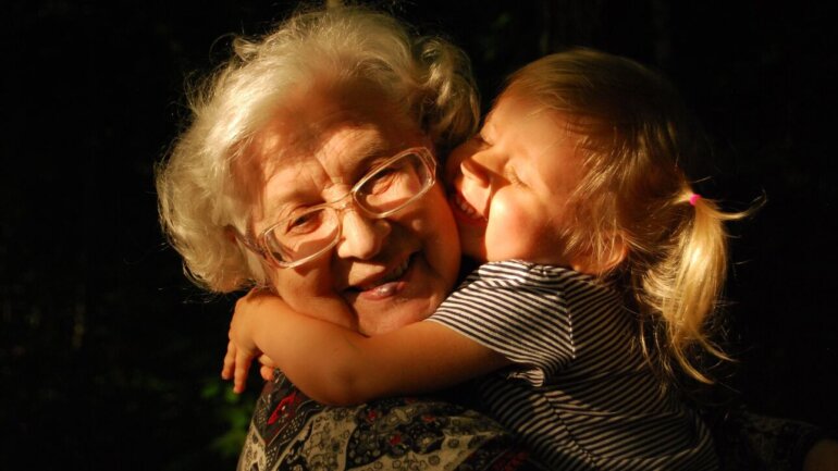 Ο εθελοντισμός και φροντίδα των εγγονιών προστατεύουν από τη μοναξιά μετά τα 50