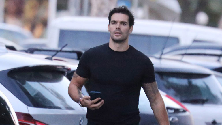 Alberto Botia: Χαλαρή βόλτα στη Γλυφάδα για τον σύντροφο της Ελένης Φουρέιρα