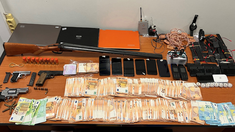 Εξάρθρωση σπείρας με πλαστά διπλώματα – 13 συλλήψεις Εξάρθρωση σπείρας με πλαστά διπλώματα – 13 συλλήψεις