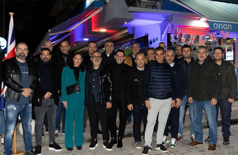 Η ομάδα του ΟΠΑΠ με συνεργάτες του δικτύου πωλήσεων της εταιρείας