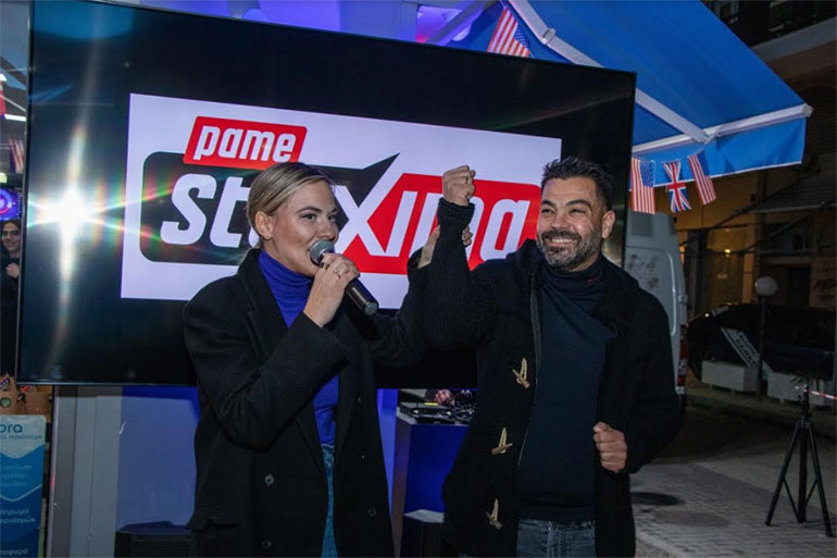 Η Νάσια Στεφανίδη και ο Θανάσης Γιαπουτζής, ιδιοκτήτης του καταστήματος ΟΠΑΠ στη Σταυρούπολη Θεσσαλονίκης