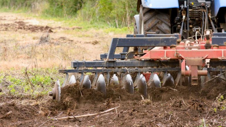 Ηράκλειο: Μπήκε με το τρακτέρ στο γήπεδο και… το όργωσε