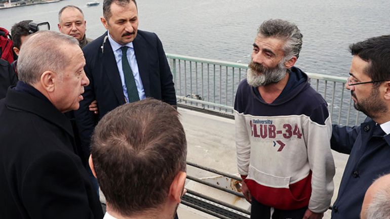 Προεκλογικό «σόου» Ερντογάν: Απέτρεψε πολίτη να αυτοκτονήσει από γέφυρα