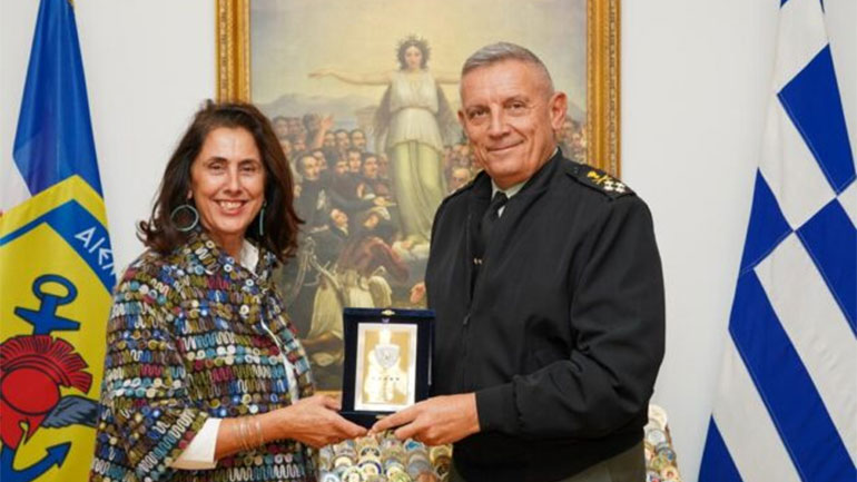 Συνάντηση του αρχηγού ΓΕΕΘΑ με την εικαστικό Αθηνά Χατζή