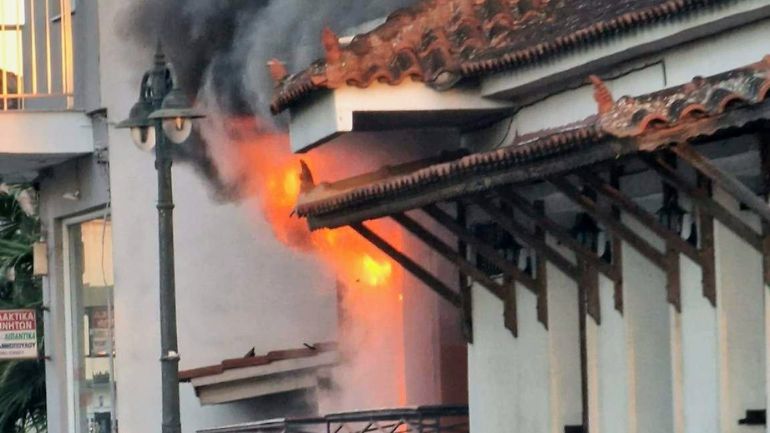 Πυρκαγιά σε σπίτι στη Γαστούνη: Εγκλωβίστηκε οικογένεια – Ένας τραυματίας