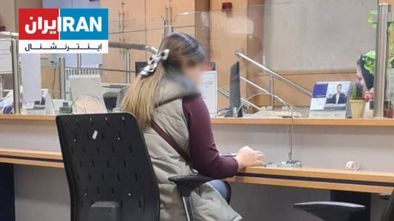 Ιράν: Απέλυσαν διευθυντή τράπεζας επειδή εξυπηρέτησε γυναίκα χωρίς μαντίλα