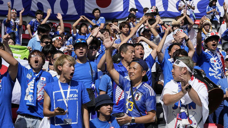 Οι Ιάπωνες πανηγυρίζουν με… σακούλες σκουπιδιών στο χέρι!