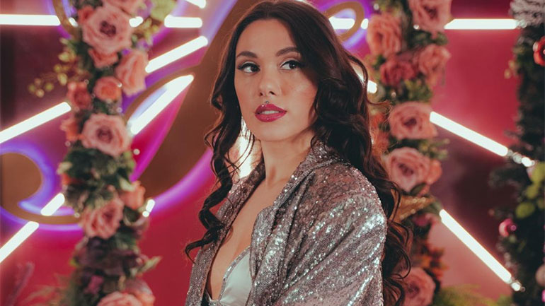 «Βράδυ Χριστούγεννα»: Η Joanne μας φέρνει το άρωμα των γιορτών