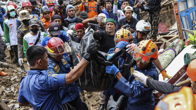 Στους 321 οι νεκροί από τον σεισμό στην Ινδονησία