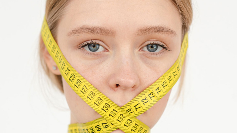 Nευρική Bουλιμία: Τι είναι και πόσο μοιάζει με την ανορεξία