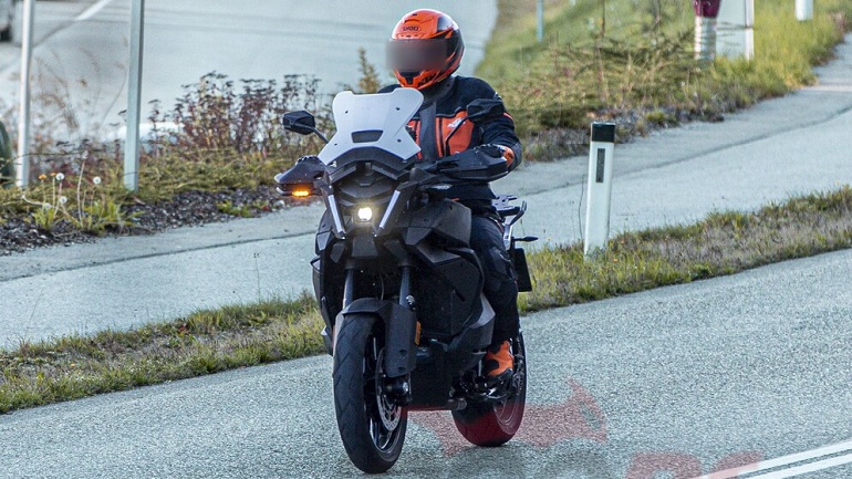 Κατασκοπευτικές φωτογραφίες της KTM 1290 Super Adventure του 2024