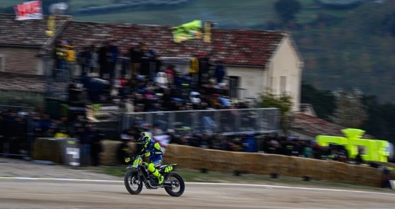 Ο Valentino Rossi με φόντο τις εγκαταστάσεις της πίστας