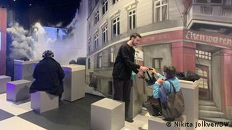 ..και ιστορικά αντικείμενα οι επισκέπτες αναβιώνουν πτυχές του Ψυχρού Πολέμου