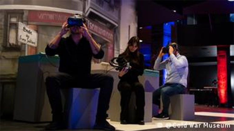 Με γυαλιά εικονικής πραγματικότητας