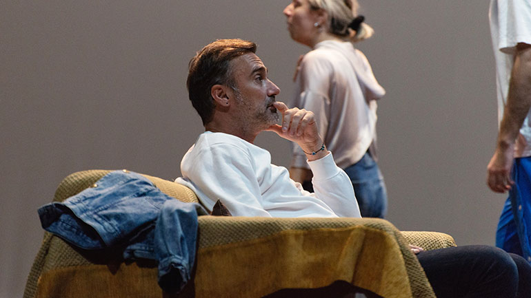 «Όποιος θέλει να χωρίσει… να σηκώσει το χέρι του!»: Ο Γιώργος Καπουτζίδης φέρνει στο ΚΘΒΕ το πρώτο του έργο, που σκηνοθέτησε ο ίδιος