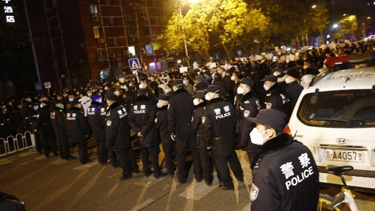 Κίνα: Αστυνομία και λογοκρισία μετά τις πρωτοφανείς κινητοποιήσεις του Σαββατοκύριακου κατά των υγειονομικών μέτρων