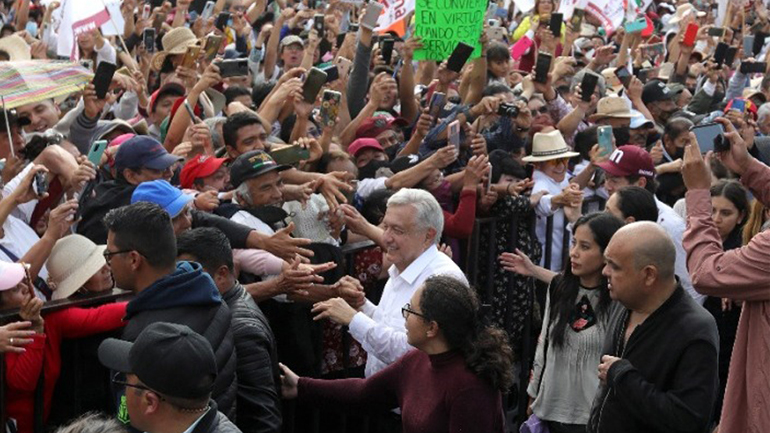 Ο Ομπραδόρ τέθηκε επικεφαλής λαοθάλασσας διαδηλωτών για να υπερασπιστεί την πολιτική του