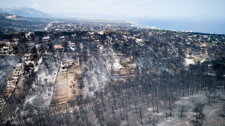 Δίκη για το Μάτι: «Για 77 λεπτά δεν υπήρχε ένα ρημάδι Σινούκ να σηκωθεί να σταματήσει τη φωτιά;»