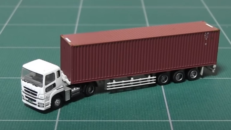 Ένα μικρό φορτηγό-παιχνίδι μετατρέπεται σε τηλεκατευθυνόμενο