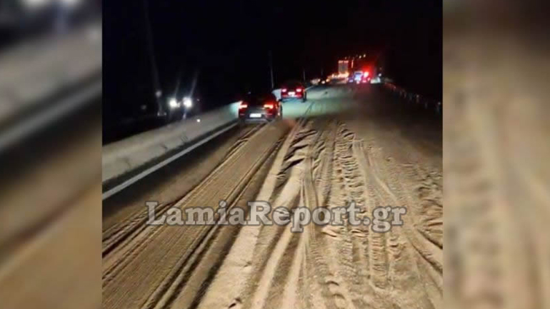 Γέμισε σιτάρι η εθνική οδός από ανατροπή νταλίκας