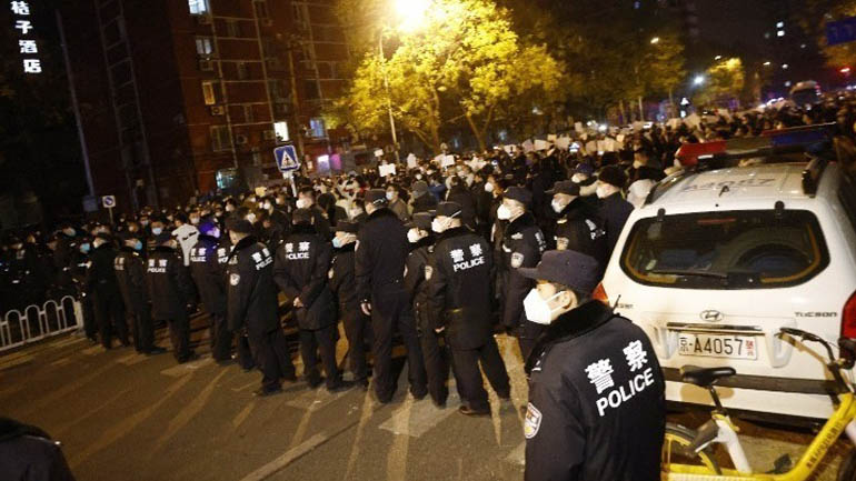 Κίνα: Ελαφριά μείωση των περιστατικών COVID-19 ισχυρίζονται οι αρχές – Επεισόδια σε νέες διαδηλώσεις