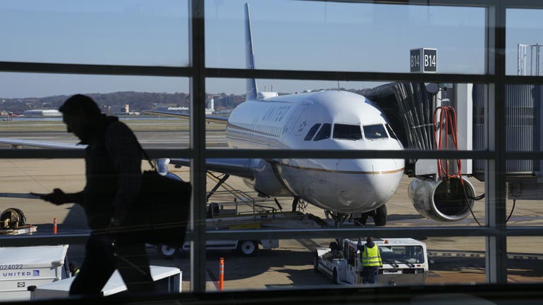 Πτώση κατά 25% της επιβατικής κίνησης στις ρωσικές αεροπορικές εταιρείες τον Οκτώβριο λόγω των κυρώσεων της Δύσης