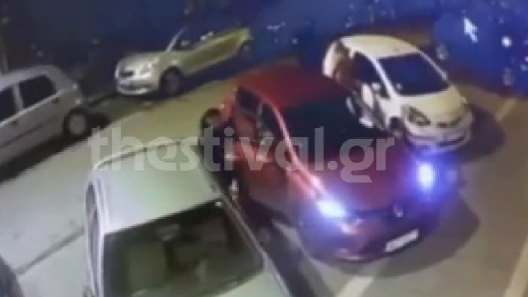 Θεσσαλονίκη: Κλέφτης άρπαξε τσάντα από αυτοκίνητο χωρίς να τον καταλάβει η οδηγός